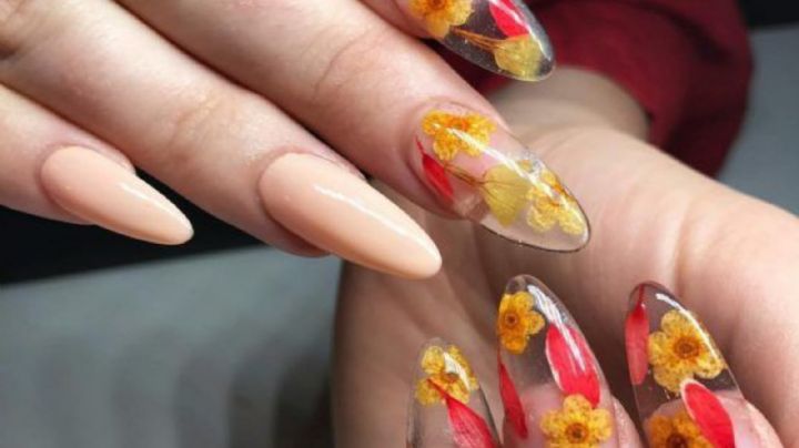 Nail art, dejate deslumbrar con estas uñas transparentes con diseños florales