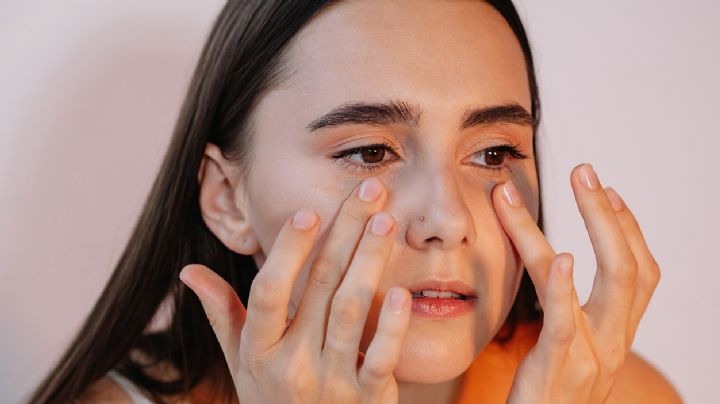 Elimina las arrugas y reduce ojeras con este simple truco de cuidado de la piel