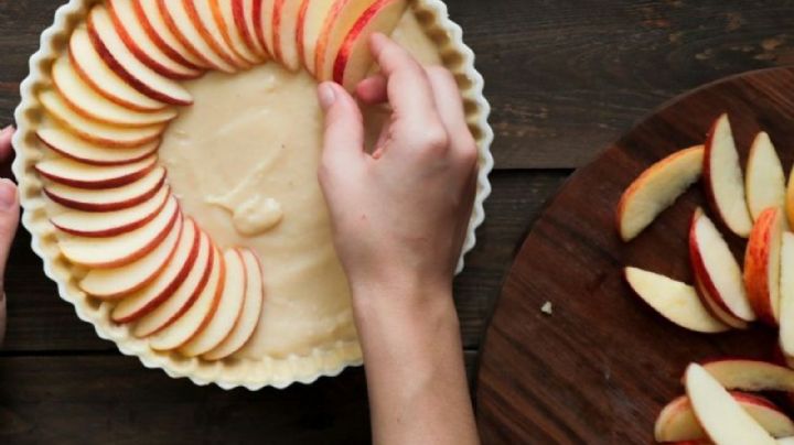 Si tienes una tapa de tarta, algo de mermelada y tres manzanas, con esta receta te salvo la merienda