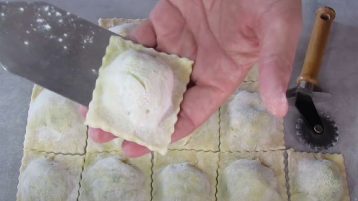 Raviolones de acelga, ricota y nuez, una receta para preparar sin pastalinda que rinde 5 porciones