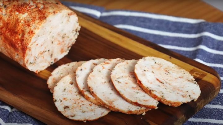 Si tienes una pechuga de pollo y especias, con esta receta prepara un fiambre casero saludable