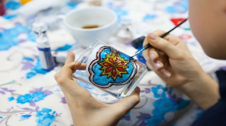 Crea nueva decoración con frascos de vidrio y esta técnica de pintura