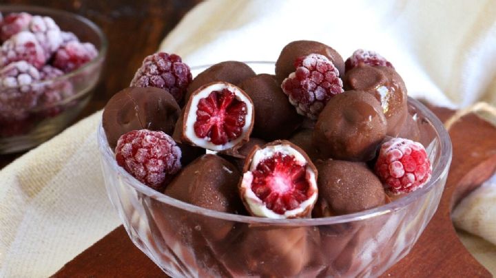 Te paso esta receta de frambuesas bañadas en chocolate, un postre irresistible