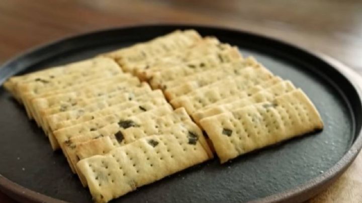 Galletas de papa y cebolla de verdeo, una receta deliciosa con un resultado crujiente