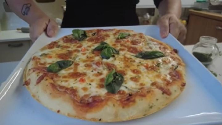 Pizza líquida al horno, una receta argentina que preparas con una cuchara y queda lista en 5 minutos
