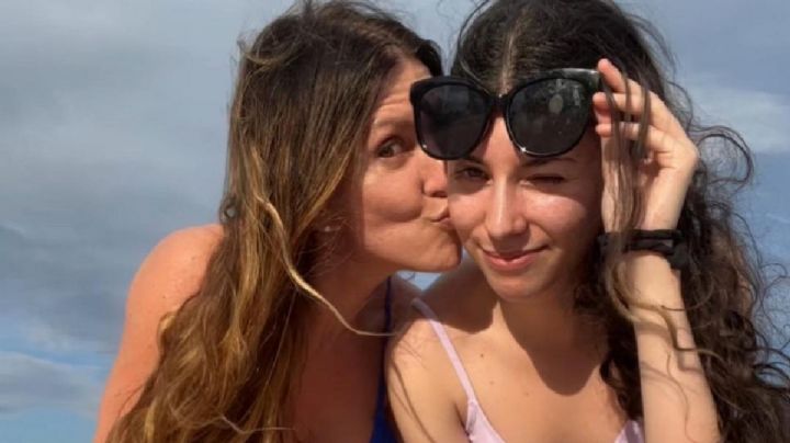 Igualitas, Mónica Ayos y su hija posaron en microbikini y asombraron con su parecido