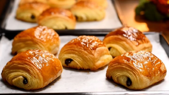 Con esta receta, 2 tapas de tarta, 1 huevo, manteca y chips de chocolate te salvo el desayuno