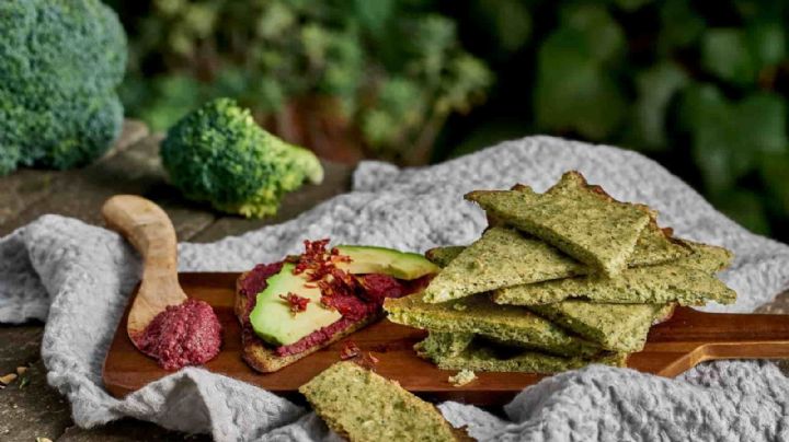 Galletas de brócoli tipo crackers, la receta para sacarte un gusto mientras te alimentas de forma saludable