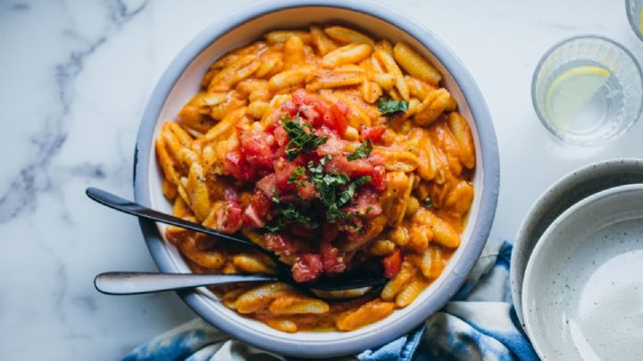 Con esta receta, prepara unas deliciosas pastas caseras con salsa con tan solo 4 ingredientes