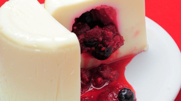 Buscas un postre fácil e irresistible prueba está panna cotta de frutos rojos