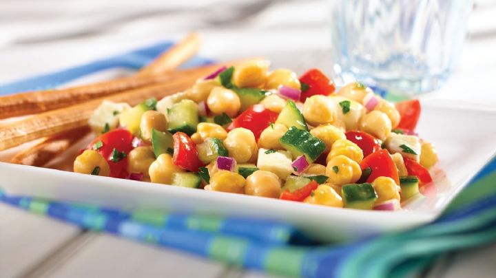 Prepara una abundante, fresca y deliciosa ensalada mediterránea con esta receta