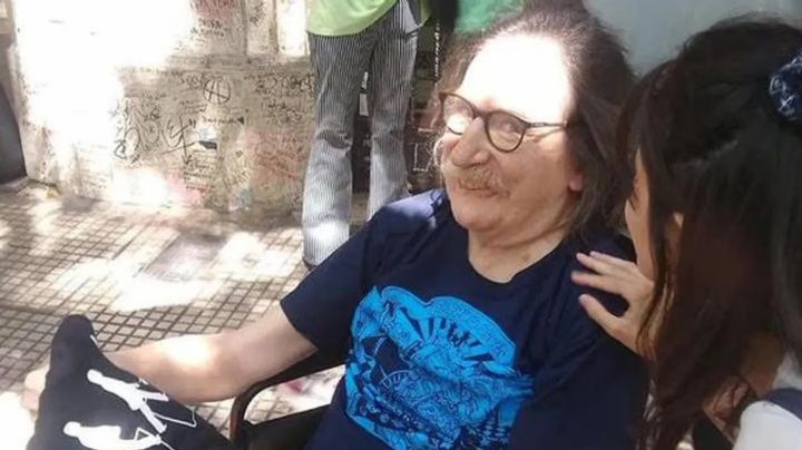 Charly García salió a la calle en silla de ruedas y sorprendió a sus fanáticos