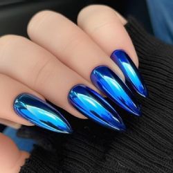 Deslumbra con estilo: 3 diseños de uñas azules que te permiten brillan a cualquier edad