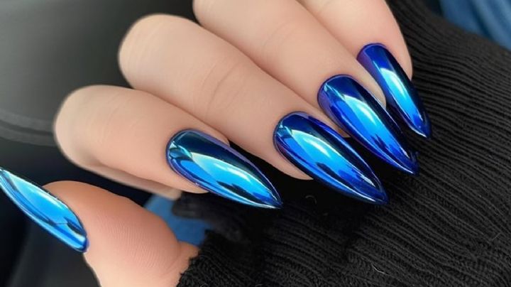 Deslumbra con estilo: 3 diseños de uñas azules que te permiten brillan a cualquier edad