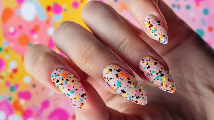 Uñas confeti: La explosión de color que todas quieren llevar esta temporada