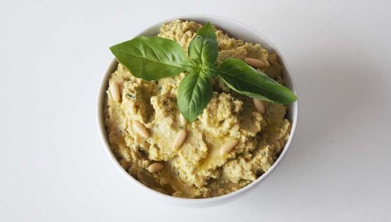 Hummus de albahaca: la receta que transformará tus reuniones en un festín de sabor