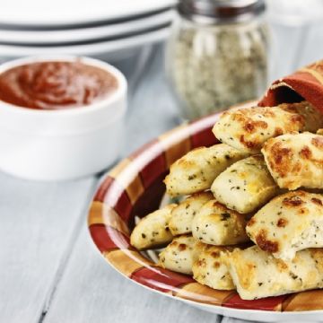 Grisines de cebolla y queso: el snack crujiente que conquistará tu paladar