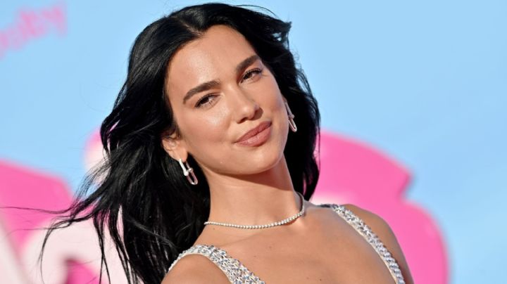 Dua Lipa anticipa el verano con estilo: lunares, glamour y mar turquesa
