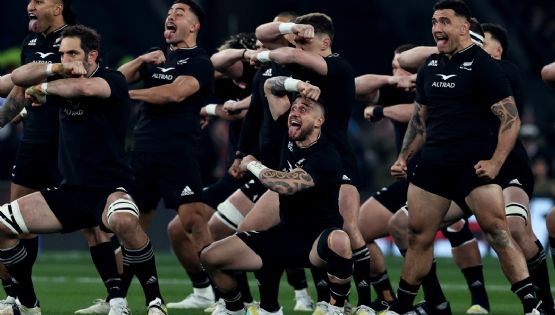 Fuerza, solidaridad y sorpresa: los All Blacks levantaron una camioneta en pleno centro porteño