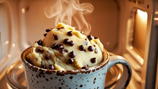 El Postre de la Inmediatez:  la Receta de "Cookie en Taza" que Conquistó el Microondas y las Redes