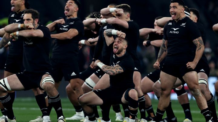 Fuerza, solidaridad y sorpresa: los All Blacks levantaron una camioneta en pleno centro porteño