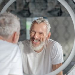 ¿Las canas se pueden revertir? La ciencia descubre nuevas pistas sobre el color del cabello