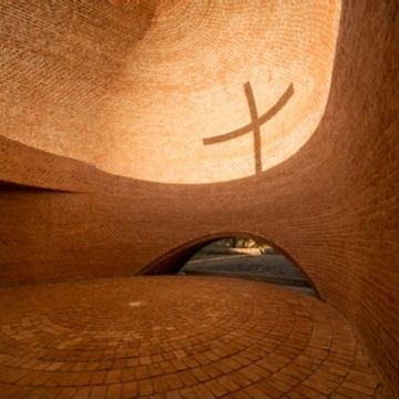 La Capilla de San Bernardo: Un Icono de la Arquitectura Sostenible y la Fe en el Corazón de la Pampa