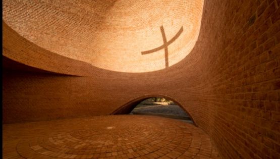 La Capilla de San Bernardo: Un Icono de la Arquitectura Sostenible y la Fe en el Corazón de la Pampa de Córdoba
